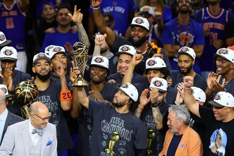 Jugadores de los New York Knicks celebrando el título de la NBA en la cancha tras su victoria ante los Spurs.
