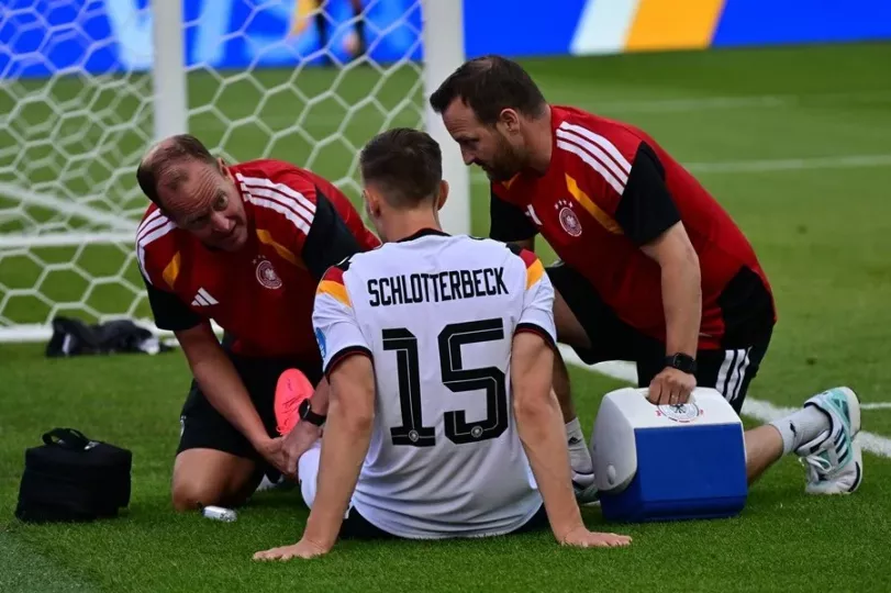 Nico Schlotterbeck siendo atendido en el campo de juego tras lesionarse el tobillo.