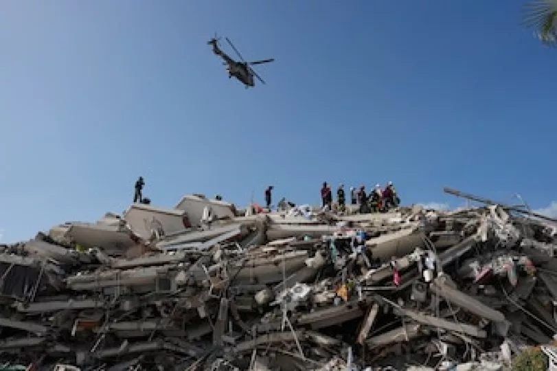 Personal militar y de rescate trabajando en una zona afectada por un terremoto en Venezuela.