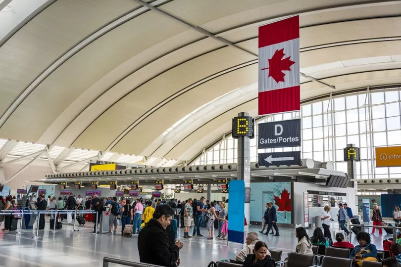 Imagen informativa sobre aeropuertos y rutas de conexión desde Canadá hacia Cuba.