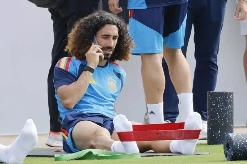 El futbolista Marc Cucurella durante una sesión de entrenamiento con la selección española.