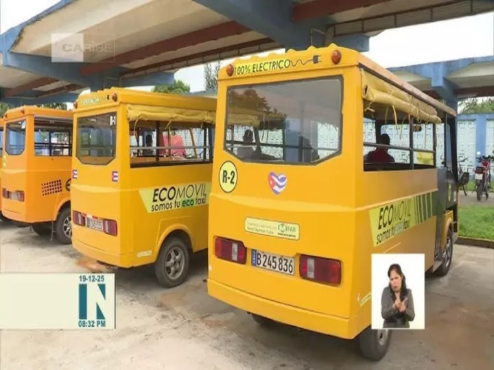 Microbuses eléctricos conocidos como ecomóviles circulando en una localidad de Cuba.