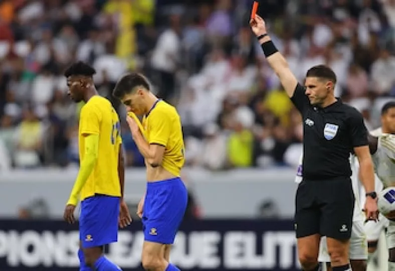 El árbitro del VAR Shaun Evans realizando un gesto con la mano realizando un gesto con la mano antes del partido entre Alemania y Curazao en el Mundial 2026.