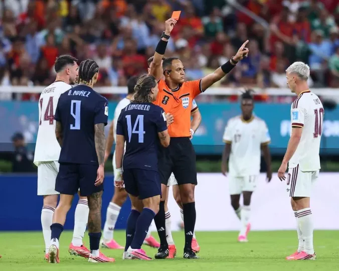 Jugadores de la selección de Uruguay lamentando la derrota en el campo tras el partido contra España.