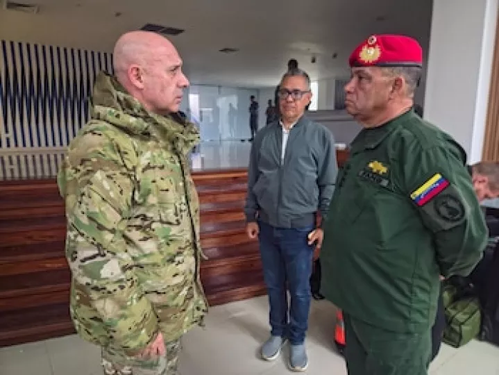 Equipos de rescate trabajando entre los escombros de edificios colapsados tras el sismo en Venezuela.