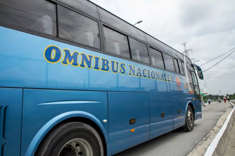 Imagen gráfica informativa sobre el nuevo procedimiento de autorización para viajes nacionales en ómnibus y trenes en Villa Clara.