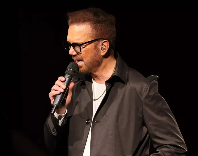 Willy Chirino durante una entrevista sobre su trayectoria y opiniones artísticas.