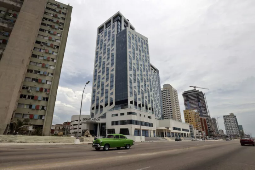 Imagen de archivo del hotel Grand Aston Habana en la zona del malecón habanero, poco antes de la retirada de la compañía indonesia Archipelago International de Cuba como resultado de las medidas de la Administración Trump. 