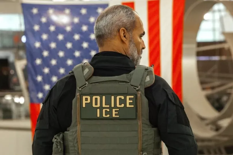 Agente migratorio estadounidense durante un procedimiento en la vía pública.