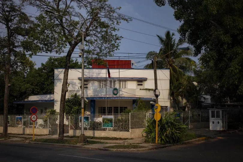 Fachada del edificio que alberga el Consulado de Panamá en Cuba.