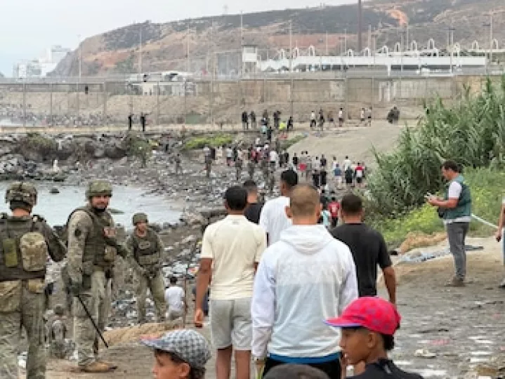 Vista aérea o panorámica de la zona fronteriza de Ceuta durante la crisis migratoria.
