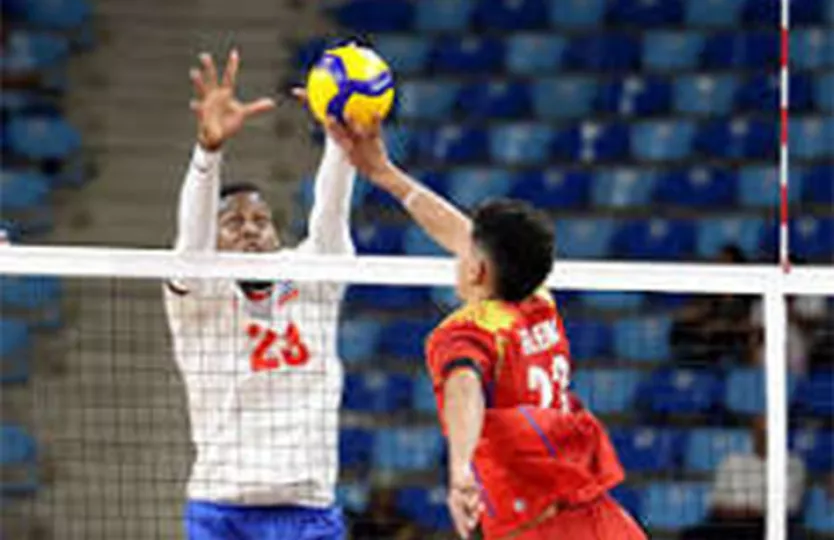 Jugadores de la selección masculina de voleibol de Cuba en plena competencia durante los Juegos Centroamericanos y del Caribe Santo Domingo 2026.