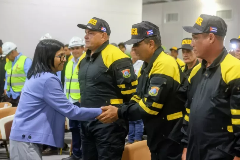 Personal de la brigada cubana recibiendo reconocimiento en Caracas tras concluir su misión de rescate.
