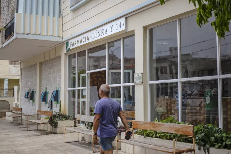 Establecimiento farmacéutico con estantes y medicamentos en Cuba.