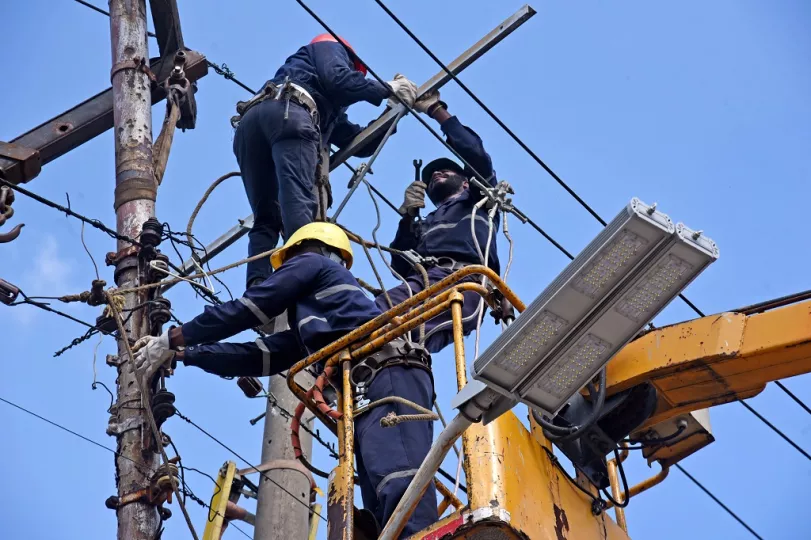 Técnicos de la Empresa Eléctrica de La Habana trabajando en la reparación de una infraestructura de distribución eléctrica.