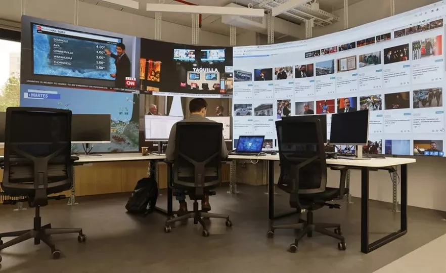 Redacción de la Agencia EFE donde periodistas trabajan en sus puestos informativos.