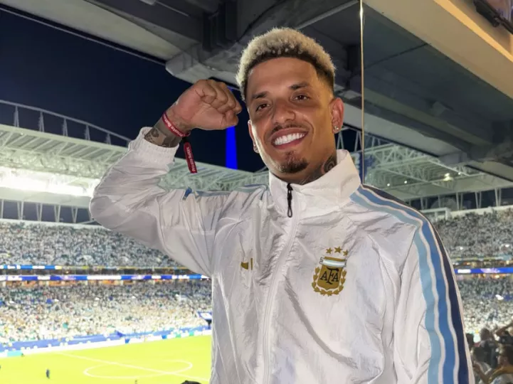 Fotografía del cantante cubano Oniel ‘Bebeshito’ anunciando su nominación a los Premios Juventud 2026.