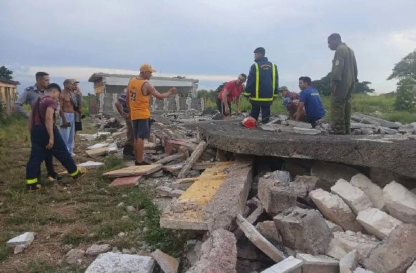 Escombros de la estructura colapsada en la antigua unidad militar donde trabajaban los hombres rescatados.