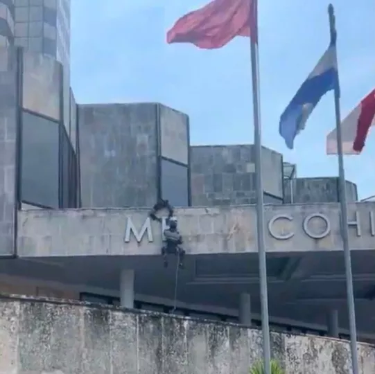 Fachada del Hotel Cohíba en La Habana durante el proceso de retiro de las letras del logo de Meliá.