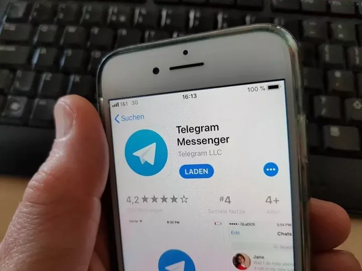 Fotografía de Pável Dúrov, fundador de Telegram, captada en un plano medio.