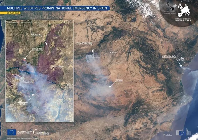 Vista aérea de un terreno forestal afectado por un incendio en España con columnas de humo.