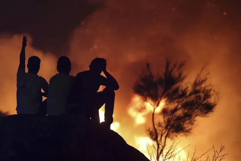 Vista aérea o terreno afectado por los incendios forestales en Portugal con equipos de emergencia desplegados.