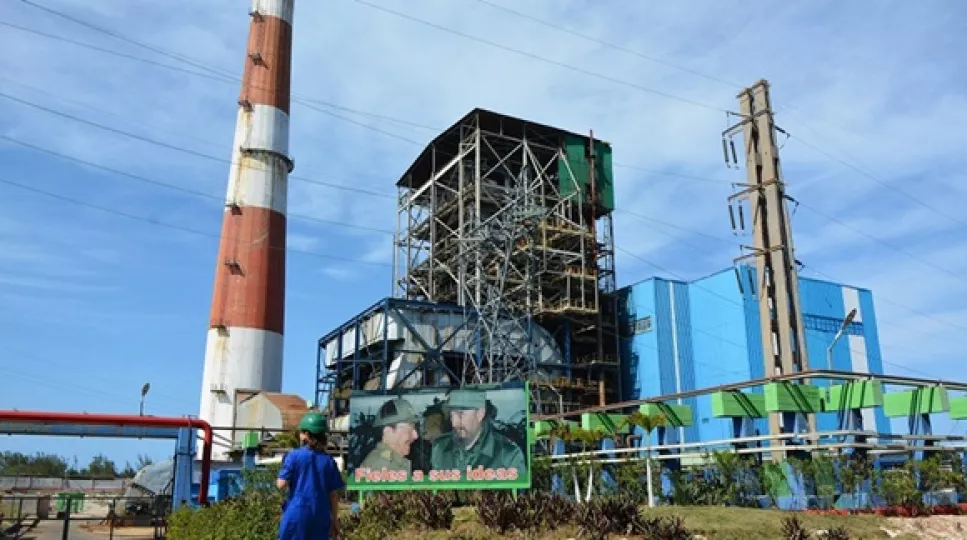 Vista exterior de la central termoeléctrica Antonio Guiteras con sus estructuras industriales principales.