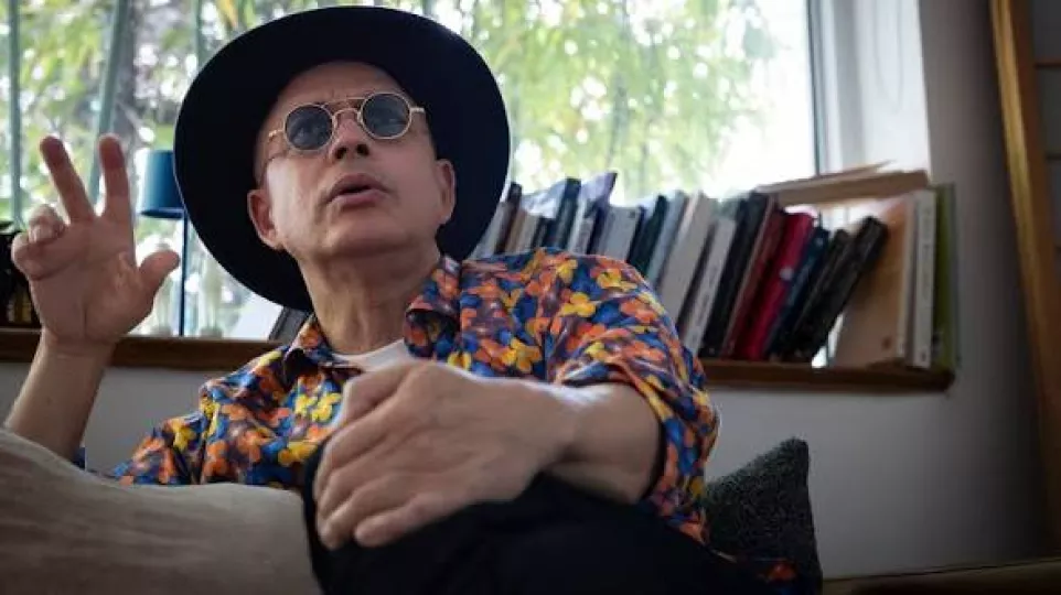 Alexis Valdés nació en La Habana y pese a iniciar su trayectoria artística en Cuba, consolidó su arte en Estados Unidos.