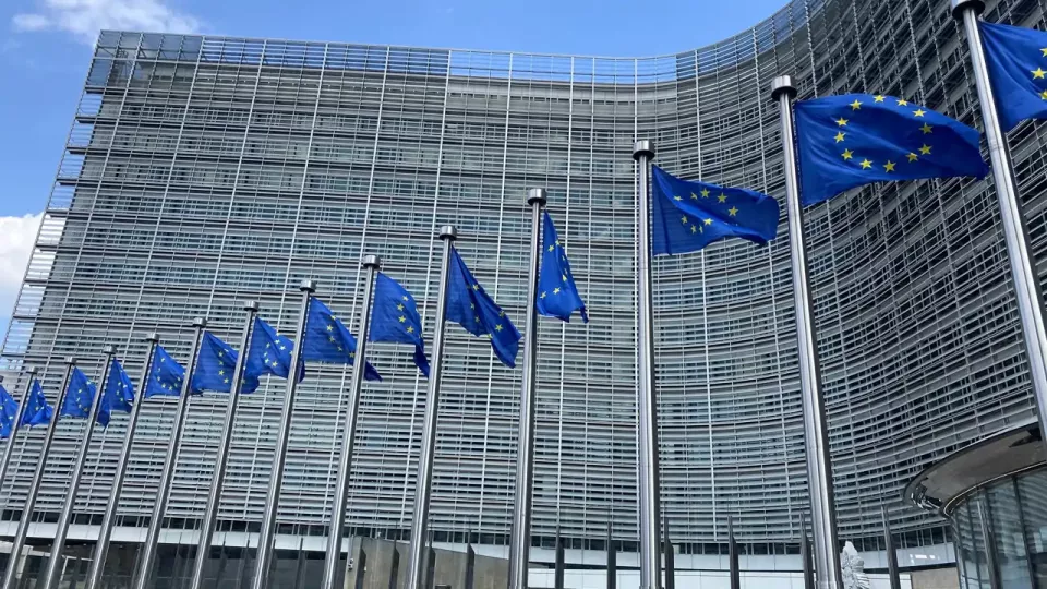 La Unión Europea implementó el primer marco legal integral del mundo para la Inteligencia Artificial.