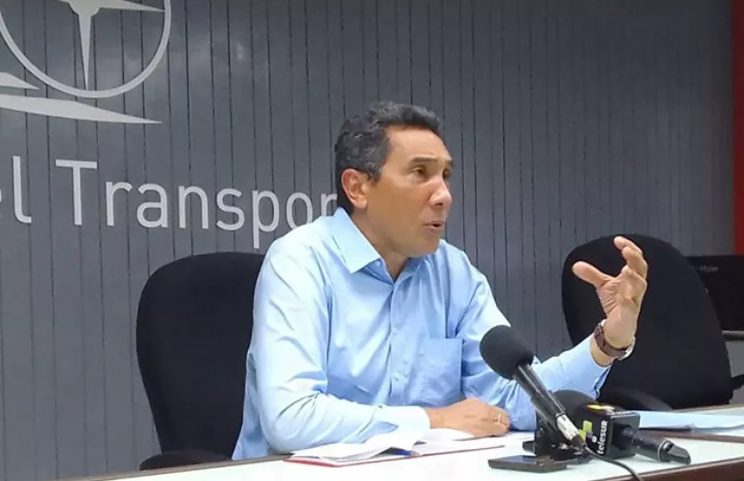 El ministro de Transporte de Cuba, Eduardo Rodríguez Dávila, durante una conferencia de prensa sobre las nuevas normativas vehiculares.