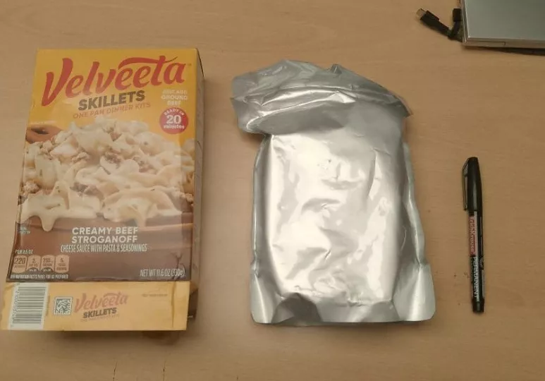 Paquete de alimentos incautado por la Aduana de Cuba donde se ocultaba droga.
