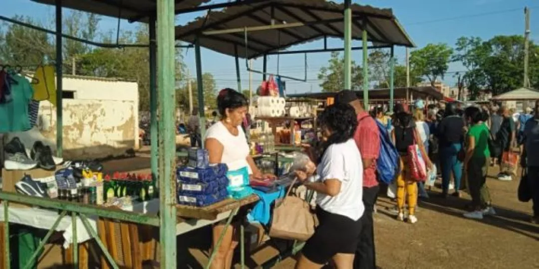 Vista de una feria comercial con variedad de productos en la capital provincial de Artemisa.
