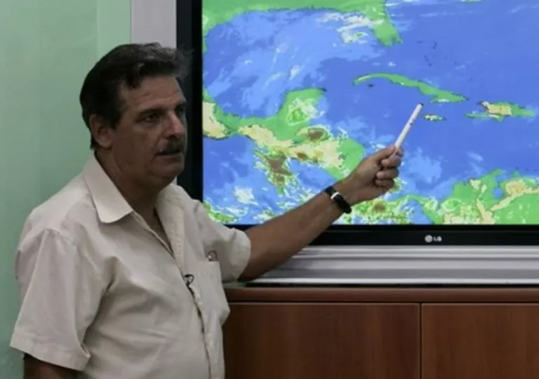 El meteorólogo cubano José Rubiera explicando mapas meteorológicos en un video.