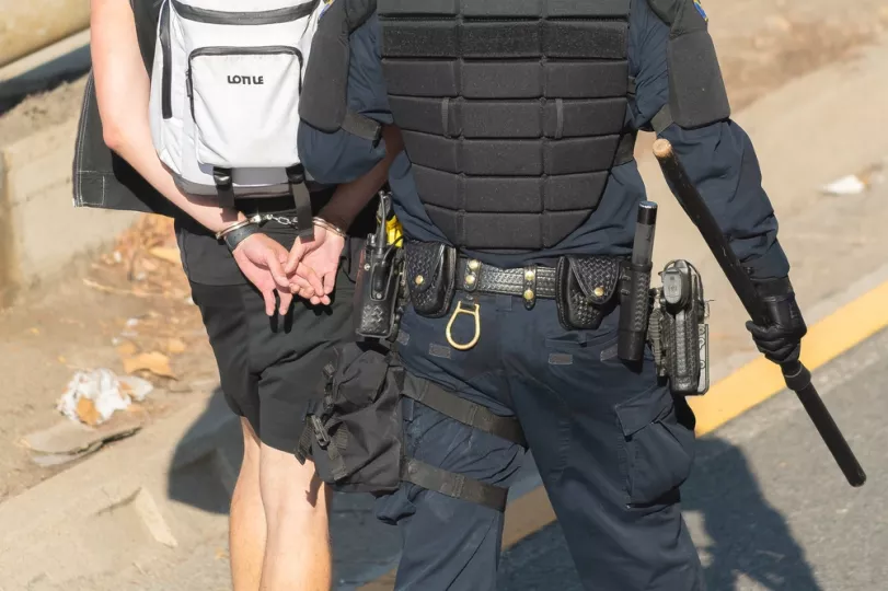 Agentes migratorios en un procedimiento de detención en Estados Unidos.
