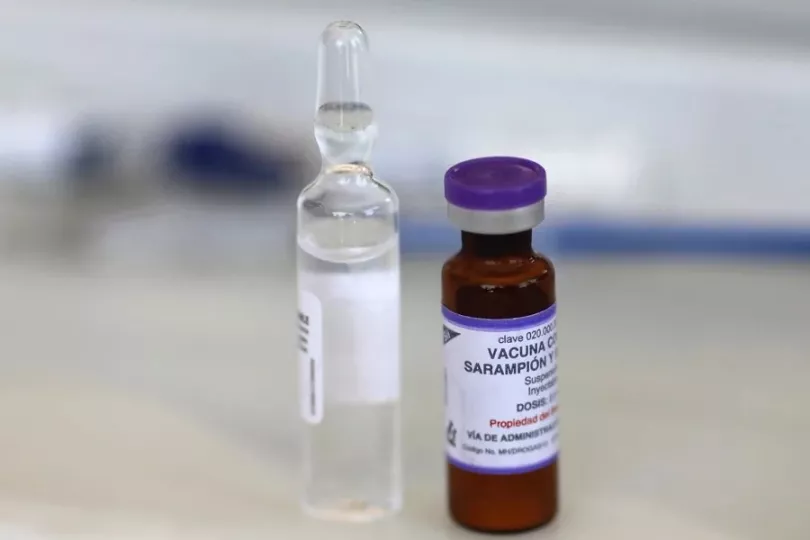 Personal de salud administrando vacunas en una clínica para prevenir el brote de sarampión.