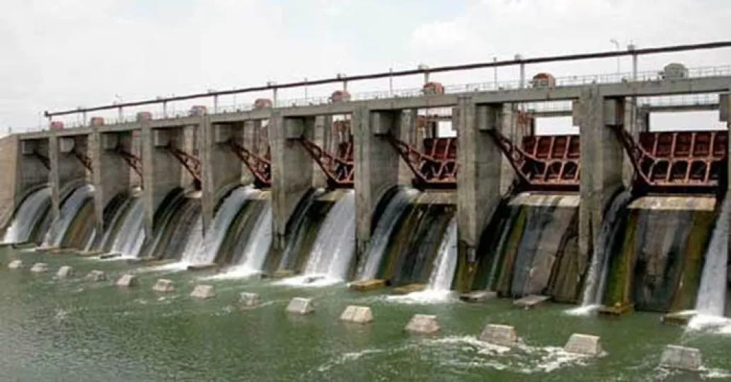Vista del embalse Cauto del Paso durante las labores de mantenimiento técnico.