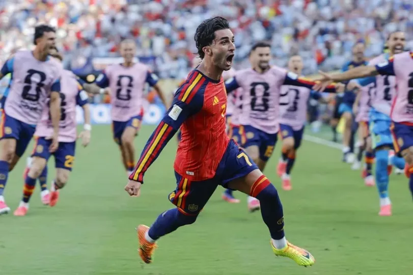 Ferran Torres vistiendo la camiseta del FC Barcelona durante un encuentro deportivo.