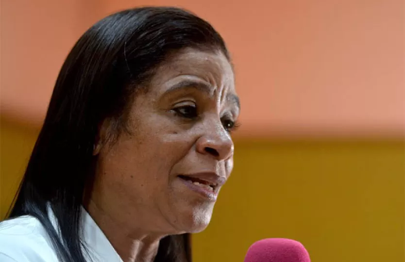 Personal médico y brigadistas solidarios durante la entrega de donativos de insumos médicos en una institución hospitalaria de La Habana.