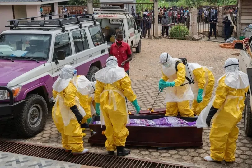 Personal médico equipado con trajes de protección trabajando en el control del brote de ébola en la República Democrática del Congo.
