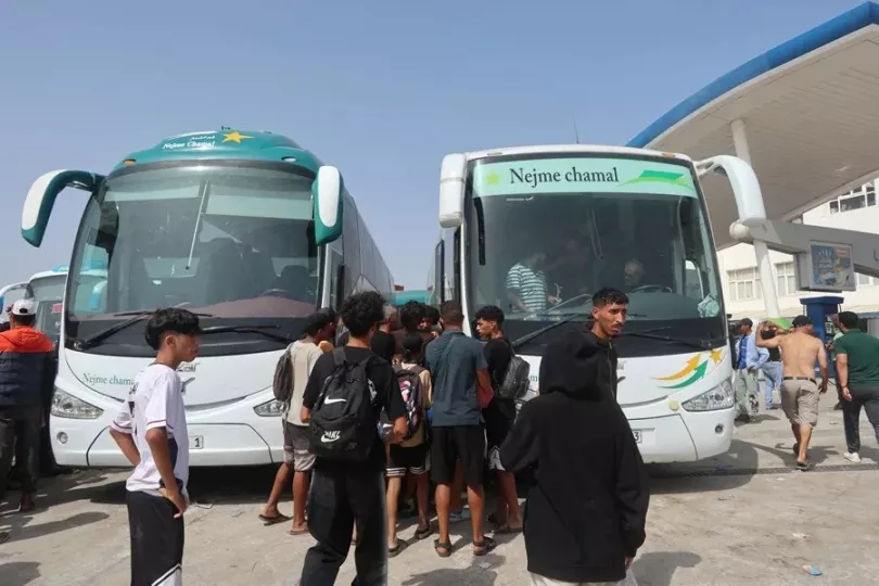 Autobuses en la zona fronteriza de Ceuta durante el proceso de retorno de migrantes hacia Marruecos.