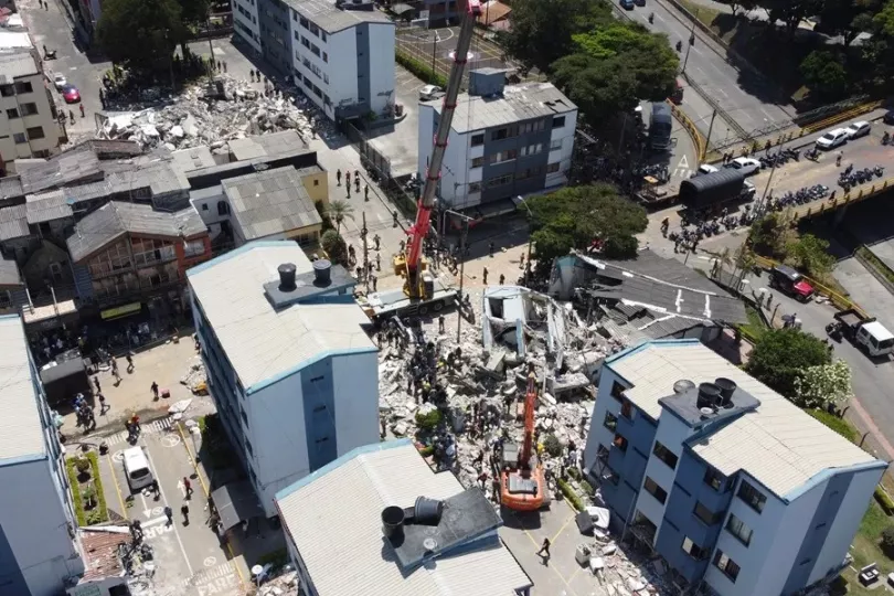 Bandera de Colombia a media asta frente a un edificio público en señal de luto nacional.