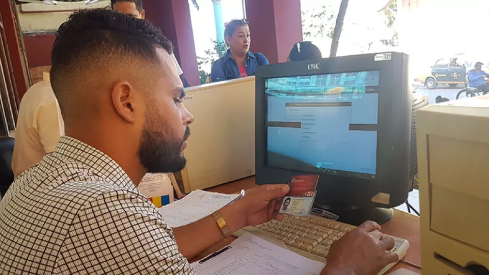 Personal de Bandec atendiendo a clientes en una sucursal bancaria.