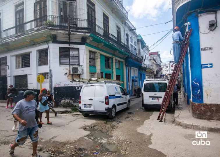Operarios de la Empresa de Telecomunicaciones de Cuba realizando labores de reparación técnica en la infraestructura de La Habana.
