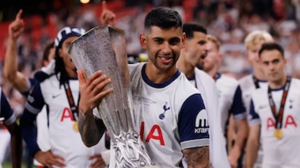Cristian Romero vistiendo la camiseta del Tottenham Hotspur en un encuentro de la Premier League.