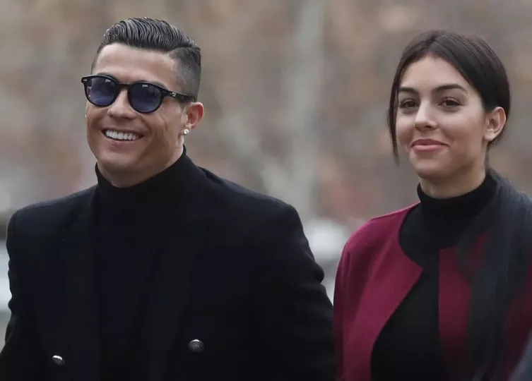 Fotografía publicada por Cristiano Ronaldo y Georgina Rodríguez mostrando sus manos con alianzas.