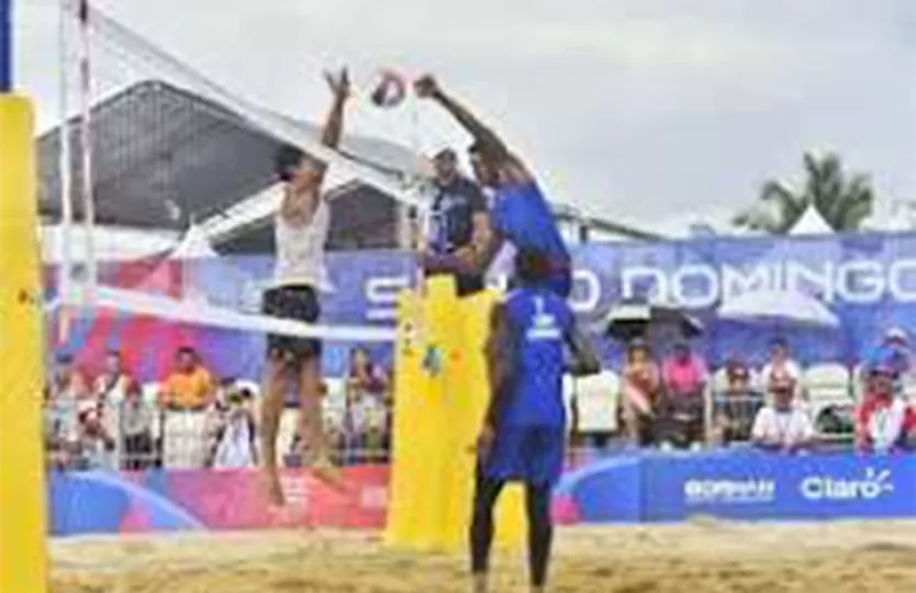Dupla de voleibol de playa celebrando en la arena durante los Juegos Centroamericanos y del Caribe Santo Domingo 2026.