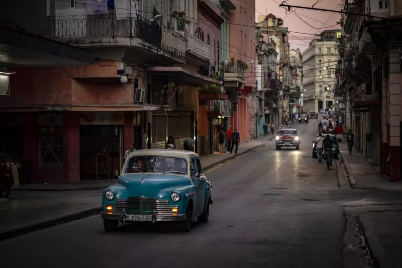 Documento de licencia de conducción cubana sobre una superficie.