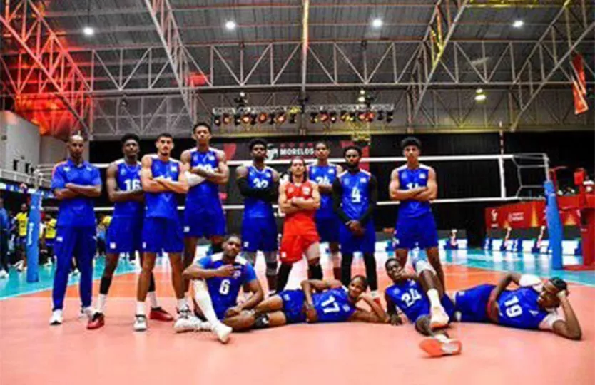 Jugadores de voleibol en plena acción durante un partido de la Copa Panamericana en México.