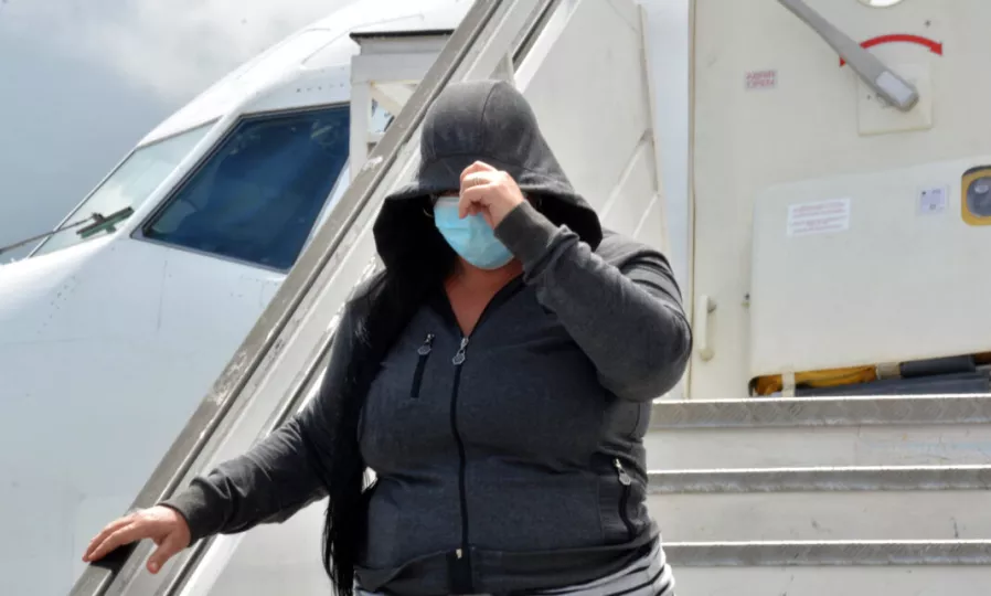 Avión de transporte de pasajeros en pista, representando traslados migratorios.