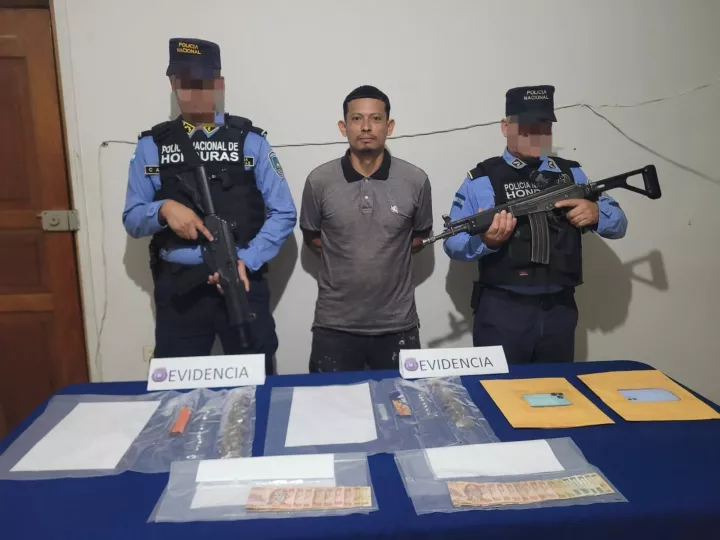 Imagen del operativo policial tras la detención de un ciudadano cubano en Honduras.